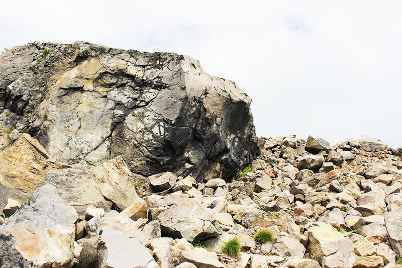 那須岳 登山道にある岩