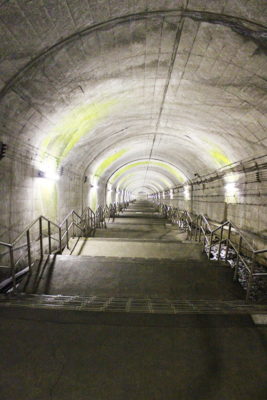 土合駅　階段