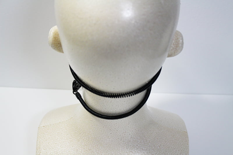 帽子クリップをマスクに取り付けて使用している状態・後ろ向き2