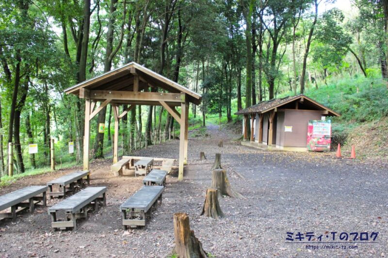 日和田山登山口付近　休憩所、トイレ、自動販売機があります