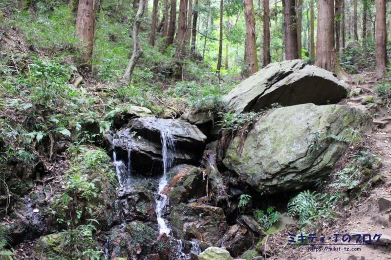 宝篋山極楽寺コース・パックマンそっくりの岩とこころの滝