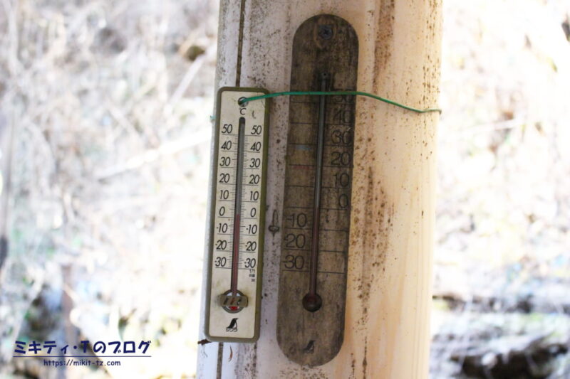 東屋に設置されている温度計。この日（2023年1月30日）の気温は2度でした。