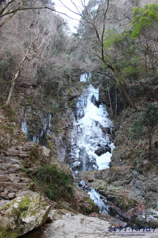 氷瀑した払沢の滝