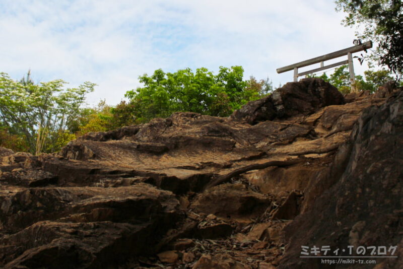 日和田山・男坂を登り切れば、二の鳥居が見えてきます