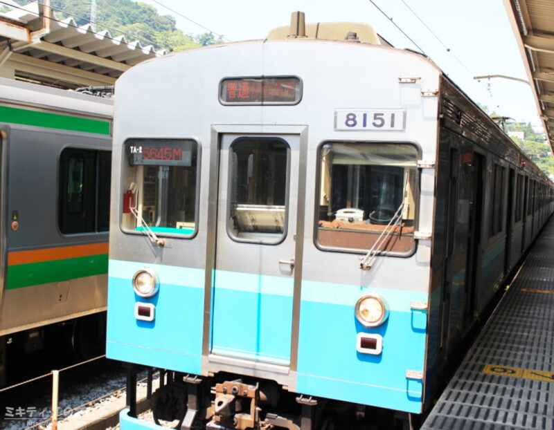 伊豆急行普通列車。JR熱海駅にて。