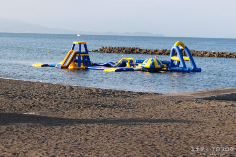 伊東オレンジビーチにて。海水浴シーズンでは、子供が楽しめる遊具もあります