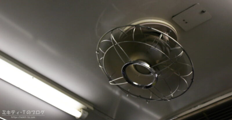 伊豆急行普通列車内の扇風機