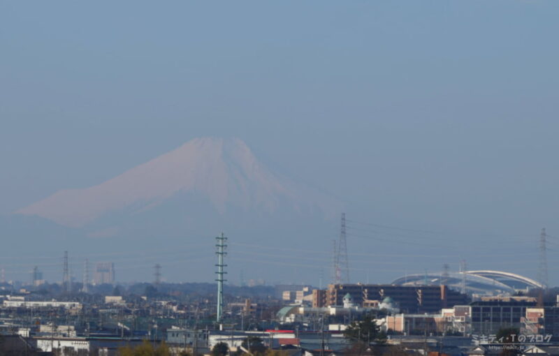 まつぶし緑の丘公園の展望台から富士山を眺める