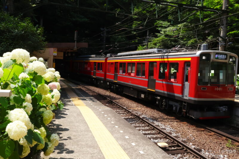 「塔ノ沢駅」ホームから・箱根湯本往き電車