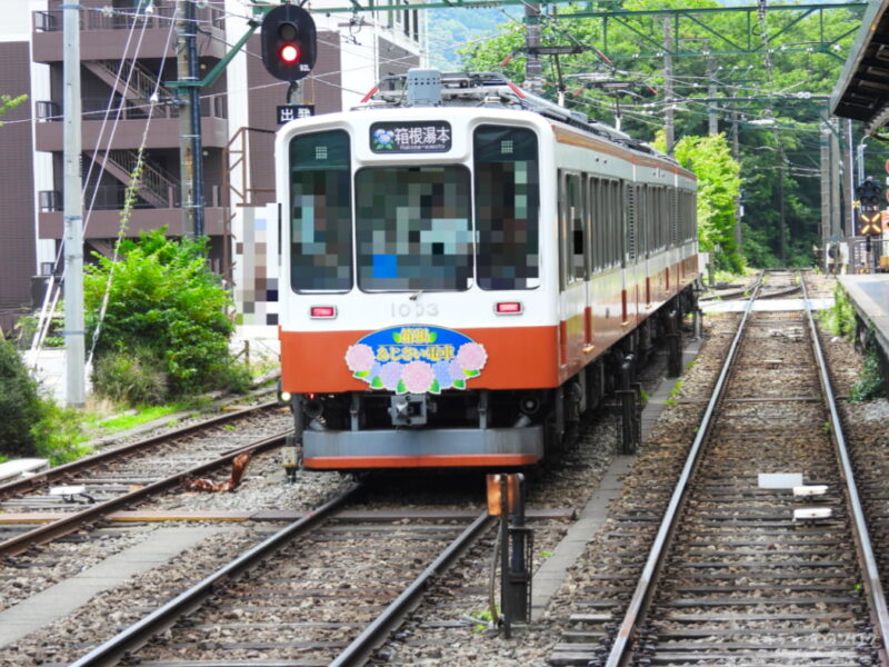 強羅駅ホームから・箱根湯本行きあじさい電車